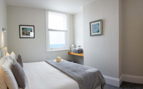 Apartment 18, The Moorings - Right on the front - Beautifully furnished - Light bright and Airy